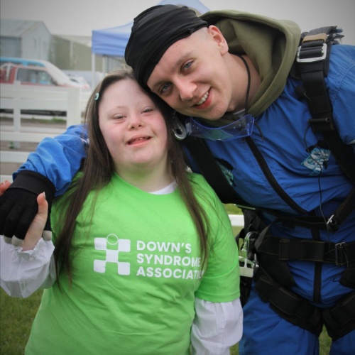 Aitch termine un saut en parachute de 15 000 pieds pour la Journée mondiale de la trisomie 21 – News 24