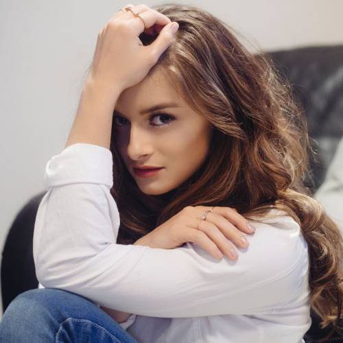 Clara Bond exclusive 'Out Of Towners' video premiere