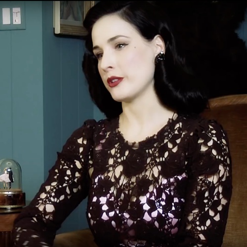 Dita-Von-Teese-and-Russell-Crowe-share-massage