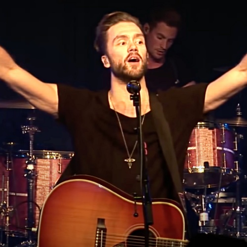 Lawson surprise travellers with pop up airport gig
