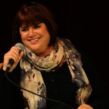 Linda-Ronstadt-writing-memoir