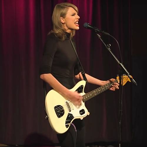Taylor Swift get closer on Band Hero