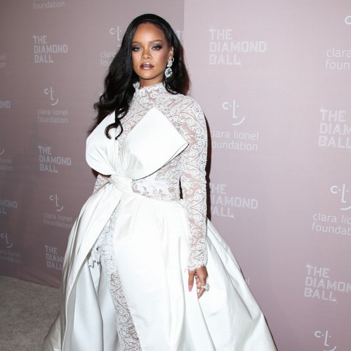 Rihanna teases fans that a new song might fall soon – Music News