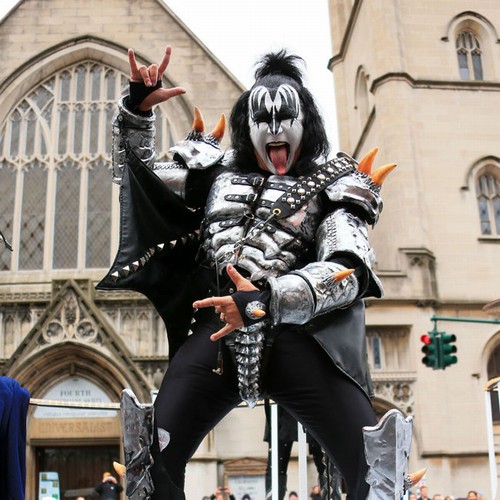 Gene Simmons doesn’t have friends and hates ‘hanging out’ – Music News