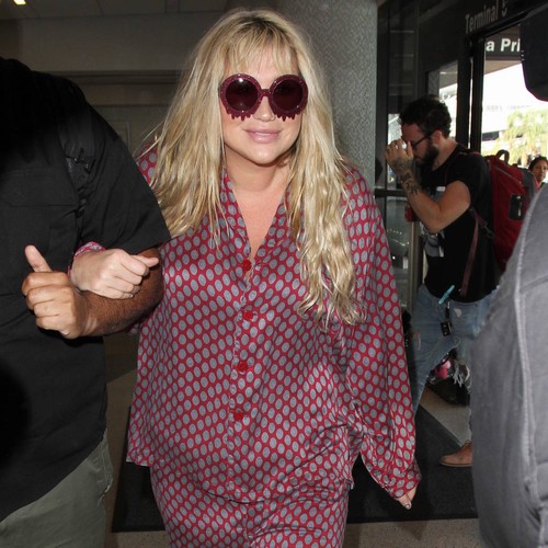 Emotional Kesha thanks fans for standing by her