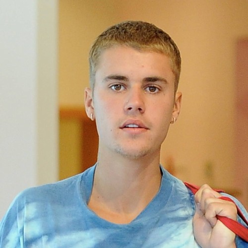 Man lunges at Justin Bieber at German nightclub