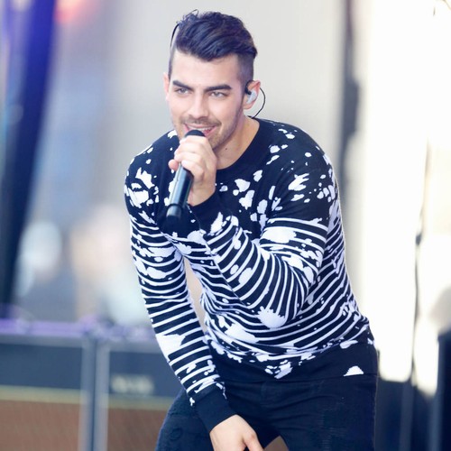 Joe Jonas makes out with Charlotte McKinney in new video