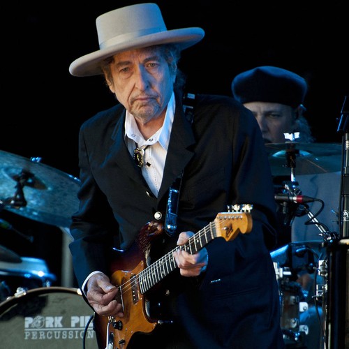 Bob Dylan has yet to respond to Nobel Prize committee's calls