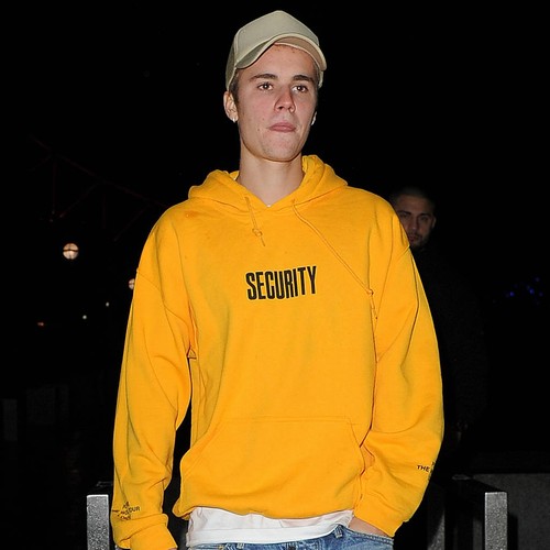 Justin Bieber plays impromptu piano gig in Toronto pub