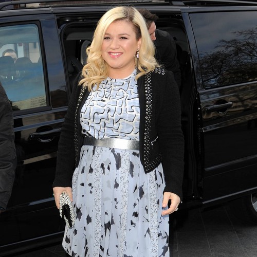 Kelly Clarkson tears up performing Hamilton song