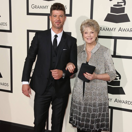 Robin Thicke taking some 'quiet time' to mourn father's death