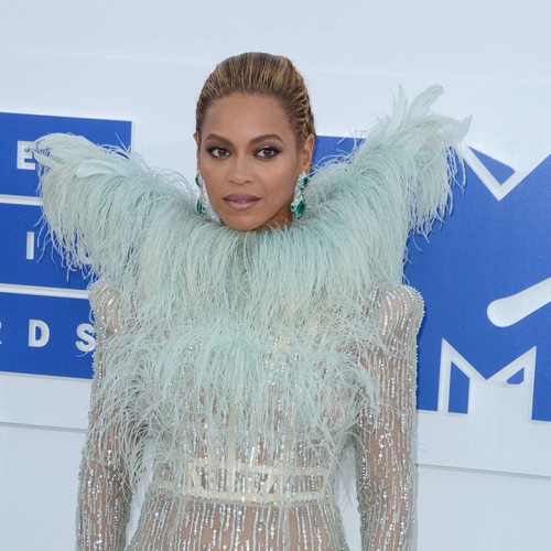 Beyonce and Adele booked to perform at 2017 Grammy Awards