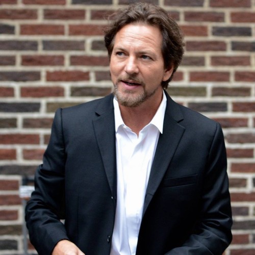 Eddie Vedder plays Santa for struggling Maryland mum