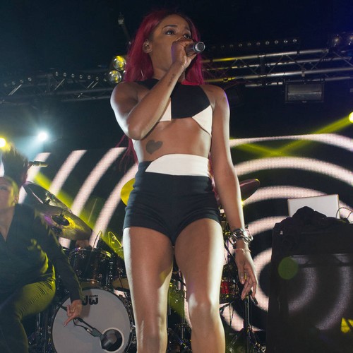 Azealia Banks ends Rihanna feud by posting the singer's telephone number online