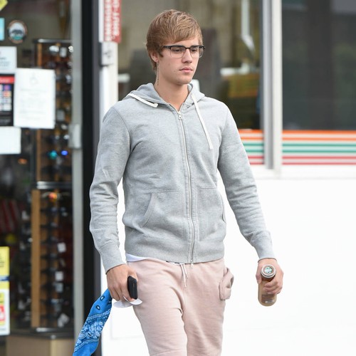 Restaurant representative plays down Justin Bieber headbutt reports