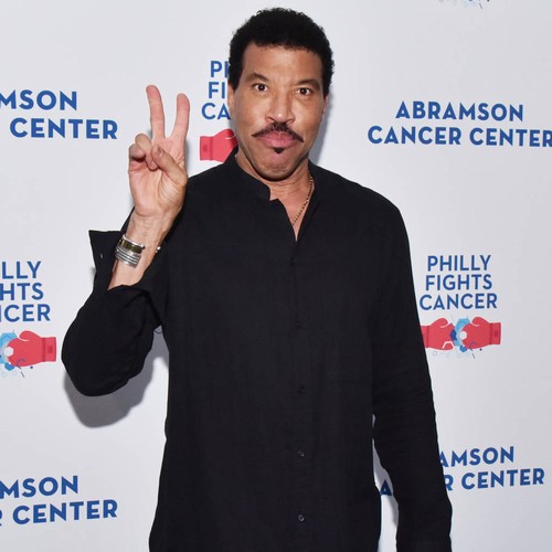 Lionel Richie's knee surgery forcing tour delay - report