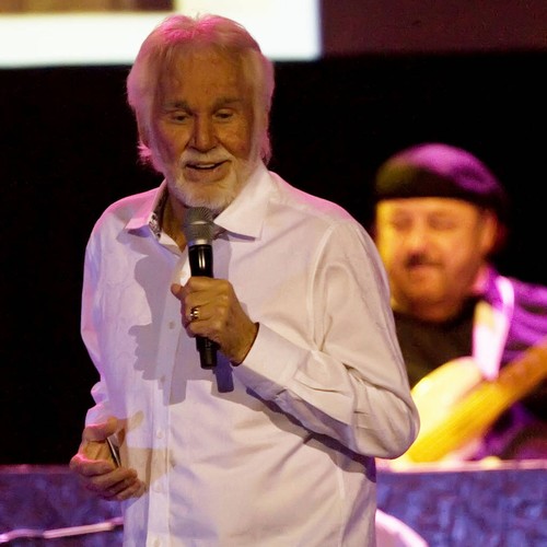 Kenny Rogers postpones Knoxville concert after falling ill