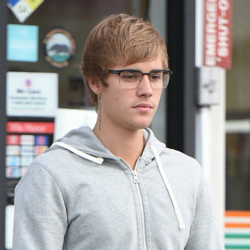Justin Bieber attacks fan in Australia