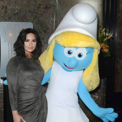 Demi Lovato surprises patients at Los Angeles children's hospital