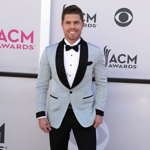 Dustin Lynch plays down anniversary celebration with Kelly Osbourne