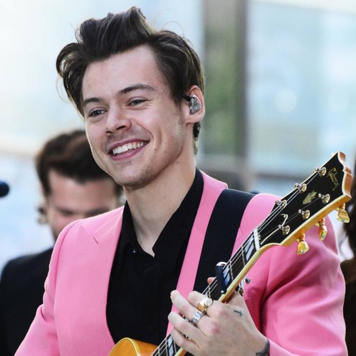 Harry Styles performs first solo gig