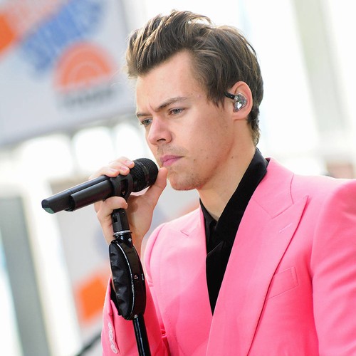 Harry Styles plays acoustic set in Mexico City to honour bombing victims
