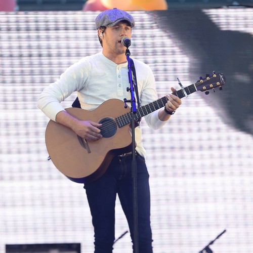 Niall Horan dedicates song performance to Manchester bombing victims