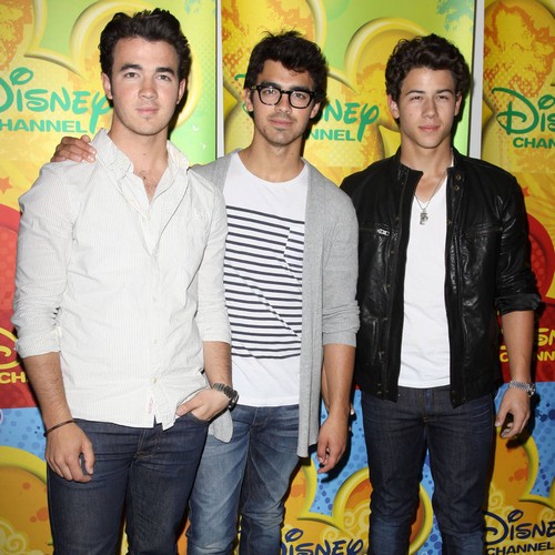 Kevin and Nick Jonas' dad has colon cancer