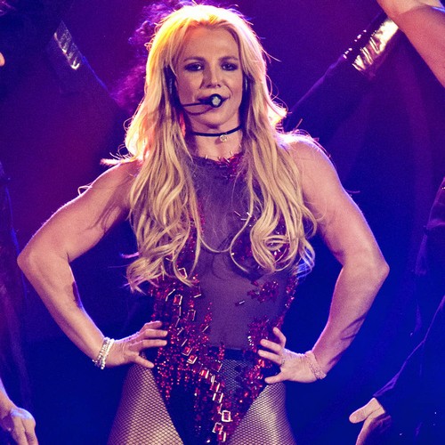 Britney Spears kisses boyfriend onstage in Taiwan