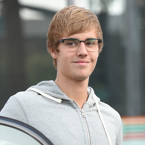 Justin Bieber pulled over for using phone while driving - report