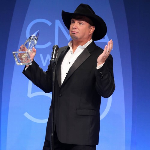 Garth Brooks offers to pay for unborn baby's college tuition