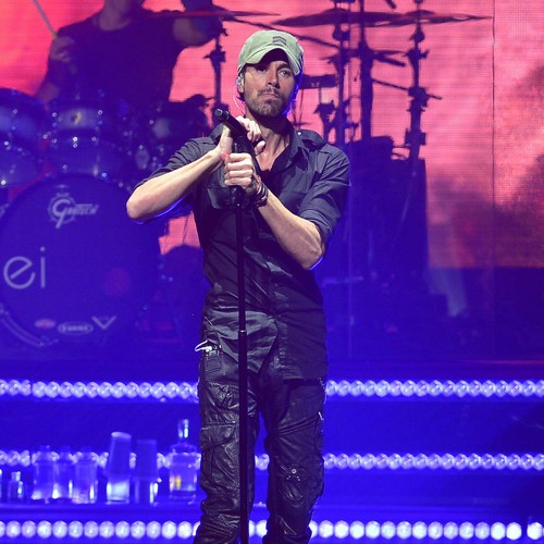 Enrique Iglesias is no match for Anna Kournikova on tennis court