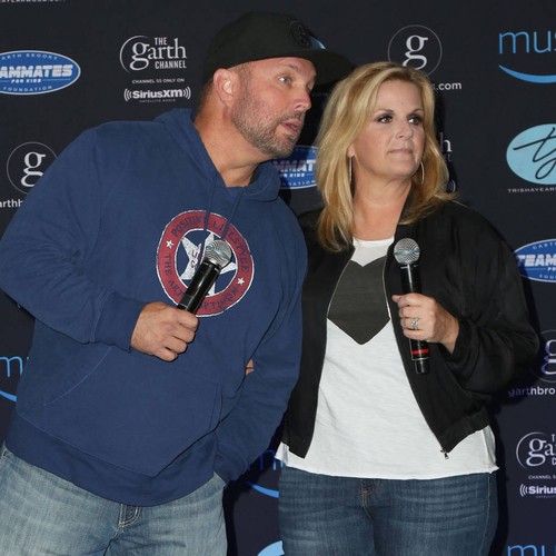 Garth Brooks honours wedding gift gig promise with lawn chairs