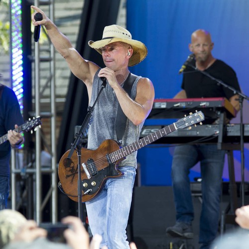 Kenny Chesney helps hurricane survivors reunite with mum in Philadelphia