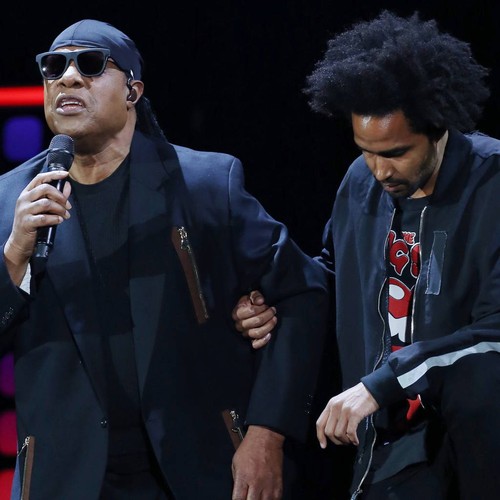 Stevie Wonder kneels in support of footballer Colin Kaepernick at festival