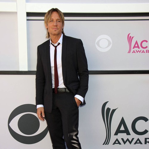 Keith Urban serenades crowd at candlelight vigil for Las Vegas shooting victims