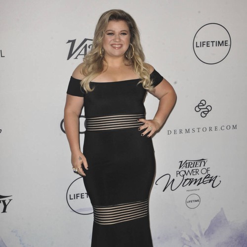 Sick Kelly Clarkson cancels secret show