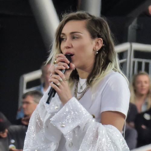 Miley Cyrus hits back at 'rude' pregnancy rumours