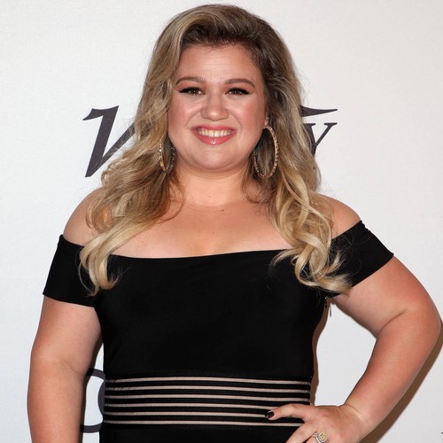 Kelly Clarkson's girl receives autographed Wonder Woman gifts