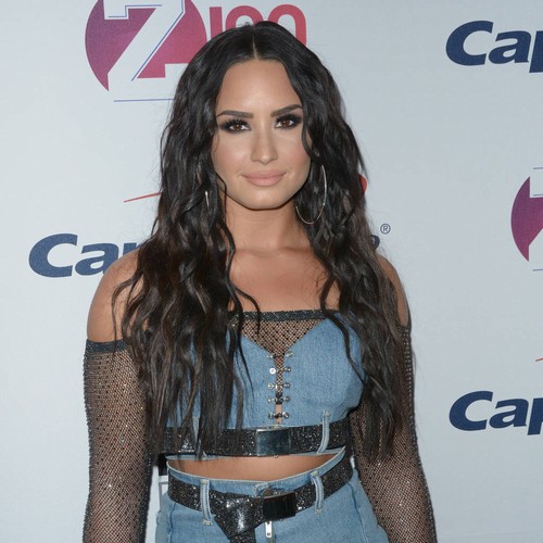 Demi Lovato providing free therapy sessions on tour