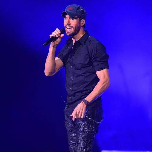 Enrique Iglesias gushes about newborn twins onstage