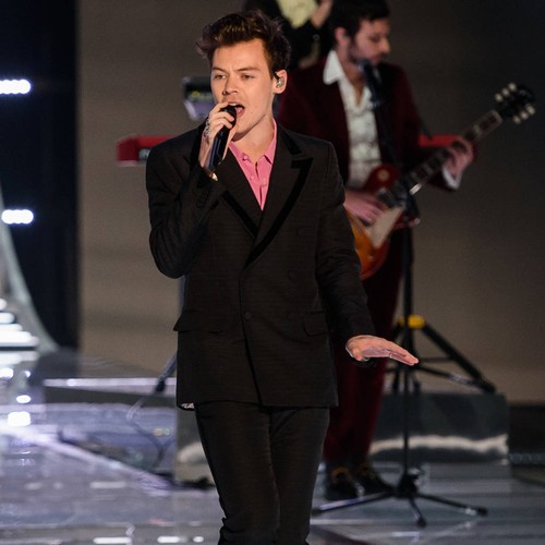Harry Styles gains fans praise for live debut of 'bisexual anthem'