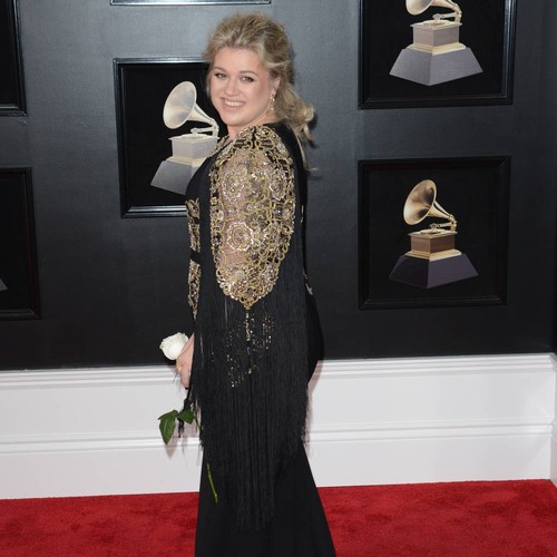 Kelly Clarkson defends comments that offended gay The Voice contestant