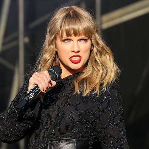 Taylor Swift salutes gay fans as U.S. leg of tour comes to a close in Chicago