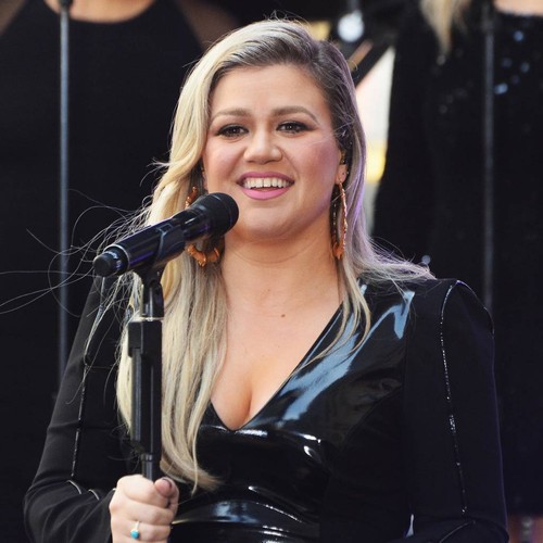 Blake Shelton forced to refer to Kelly Clarkson as 'Queen' after losing bet