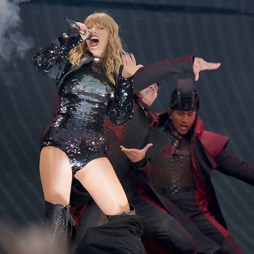 Taylor Swift pays tribute to Manchester terror attack victims during gig