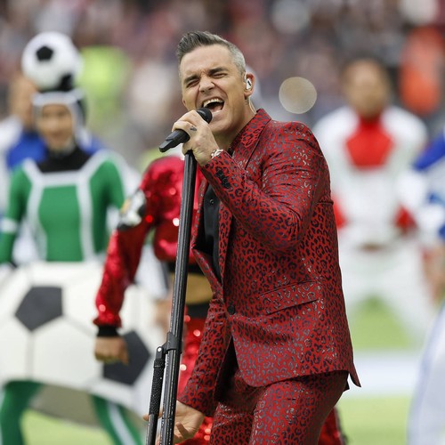 Robbie Williams flips the bird at World Cup ceremony