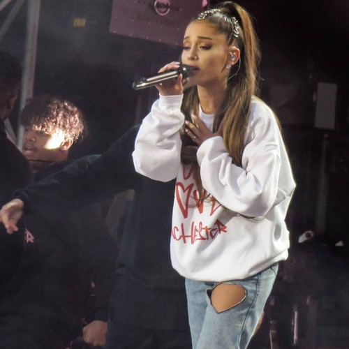 Ariana Grande tattoos tribute to Pete Davidson's father