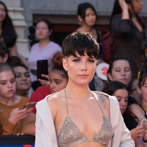 Halsey and G-Eazy lock lips after surprise duet