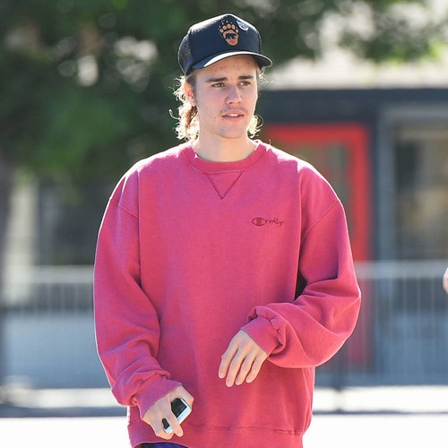 Justin Bieber urges American fans to vote even though he can't